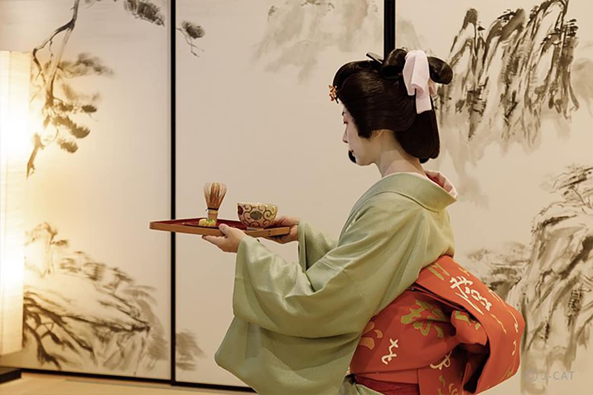Geisha serving green tea
