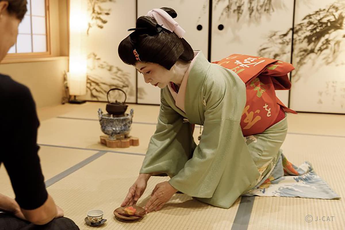Luxury Experiences in Tokyo Geisha serving tea