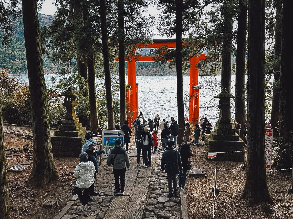 Hakone Travel Guide Crowd of people in front of torii gate