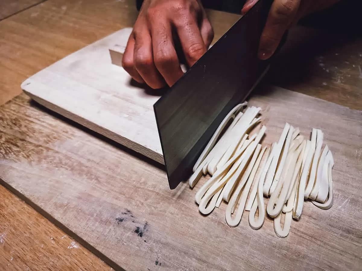 Kobe Travel Guide Cutting udon noodles