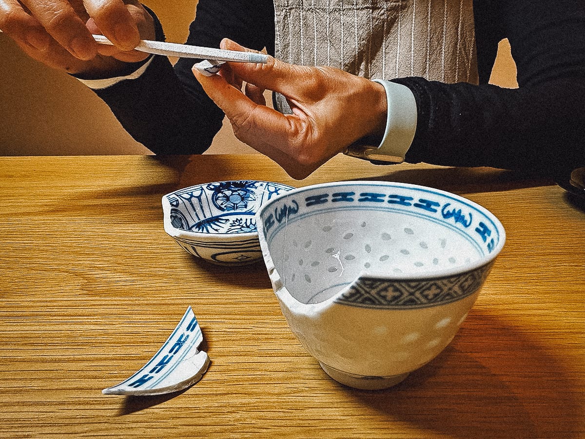 Kanazawa Travel Guide Woman fixing broken pottery with kintsugi techniques