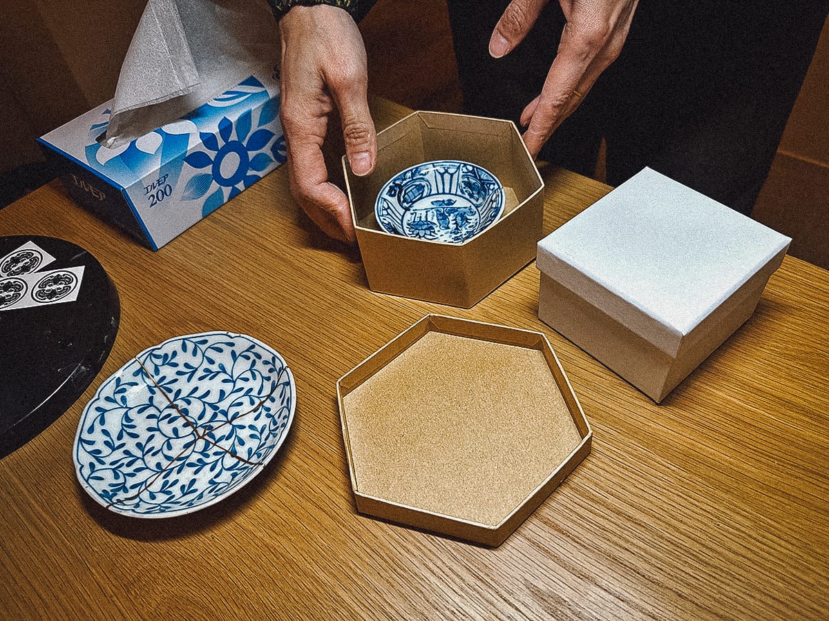 Kintsugi in Kyoto Packing the fixed pottery in boxes