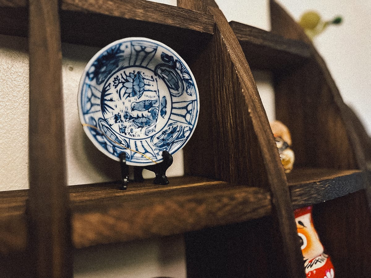 Kintsugi in Kyoto Fixed dish on display on a shelf