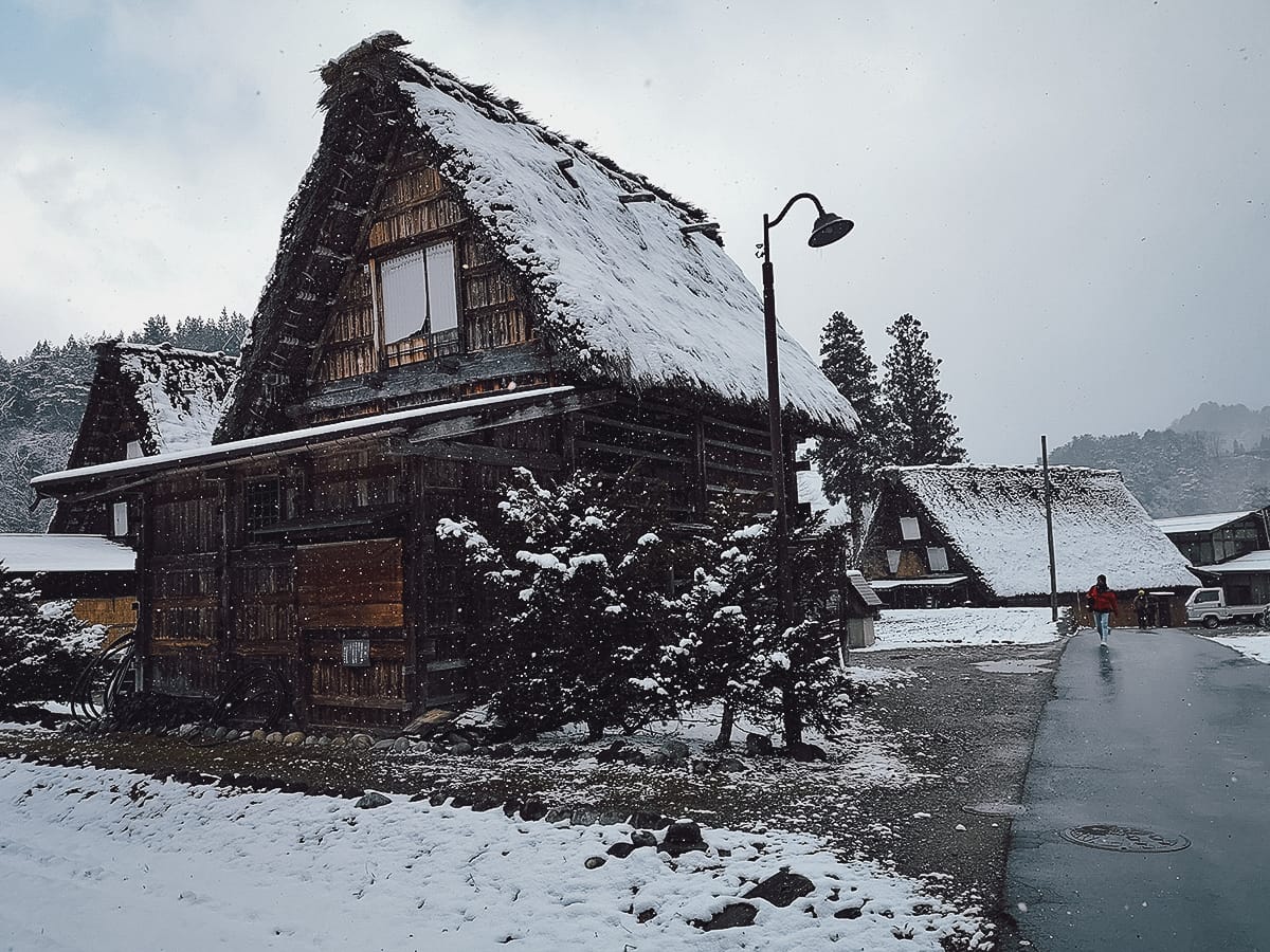Ogimachi Travel Guide Snowing at Gassho-zukuri Minkaen